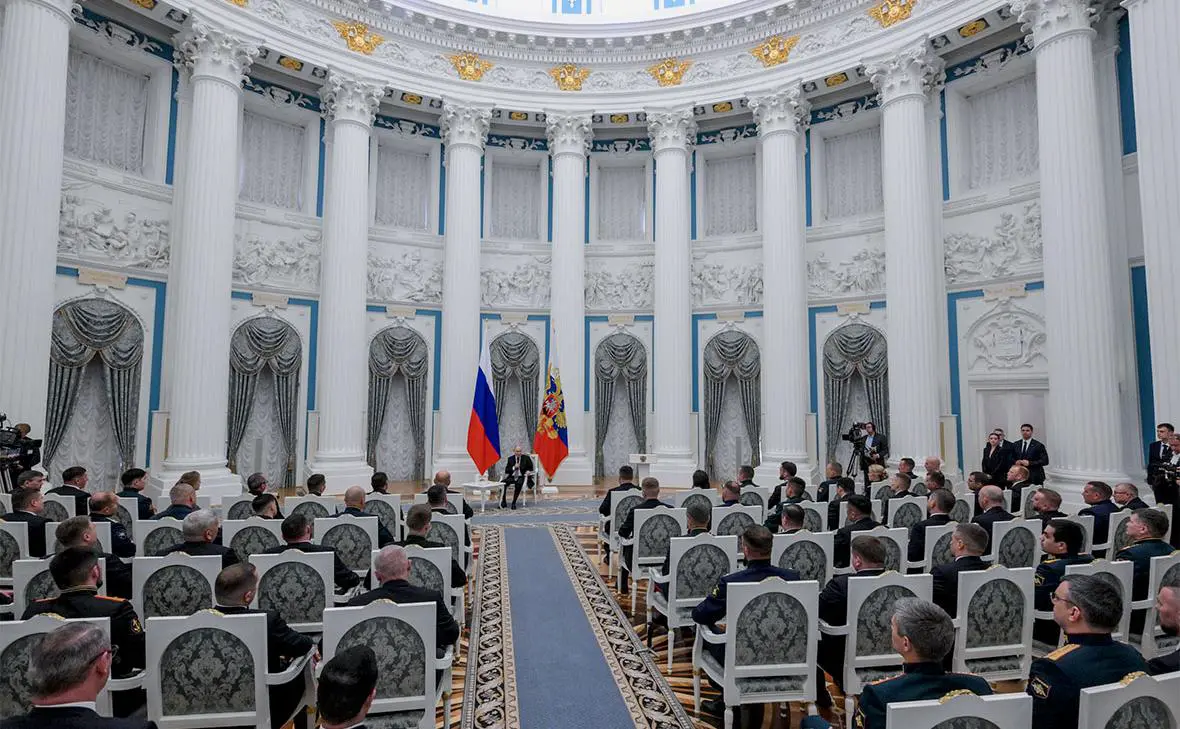 Владимир Путин (в центре) (Алексей Никольский / ТАСС)