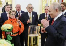 Путин поздравил россиян с Днем России и вручил госнаграды putin pozdravil rossiyan s dnem rossii i vruchil gosnagrady-ekaterinburgu-ru-0