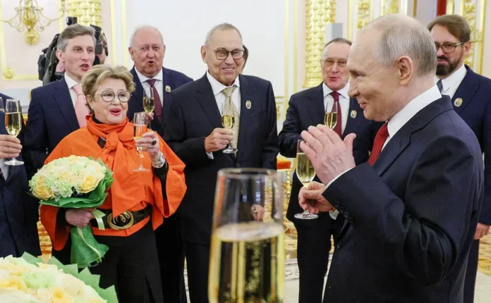 putin pozdravil rossiyan s dnem rossii i vruchil gosnagrady-ekaterinburgu-ru-0