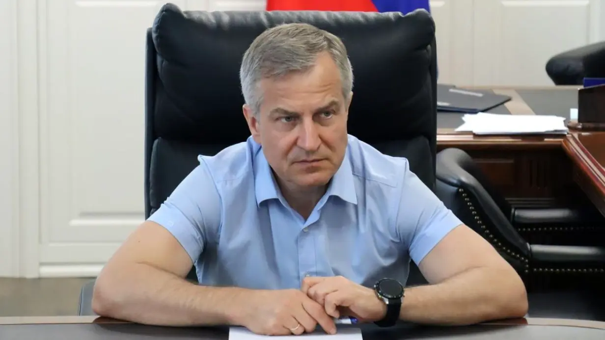 Несколько автомобилей столкнулись с машиной замгубернатора Курской области Чепика