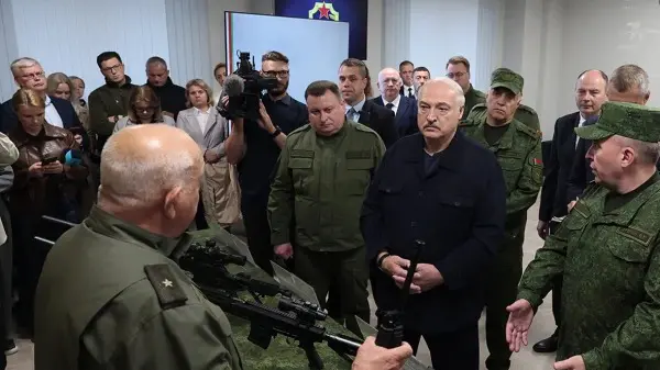 Лукашенко подарили полностью произведенный в Белоруссии автомат ВСК-100Б