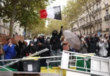 Протесты во Франции: 488 задержанных и угроза выборам 2027 года protesty vo franczii 488 zaderzhannyh i ugroza vyboram 2027 goda-ekaterinburgu-ru-0