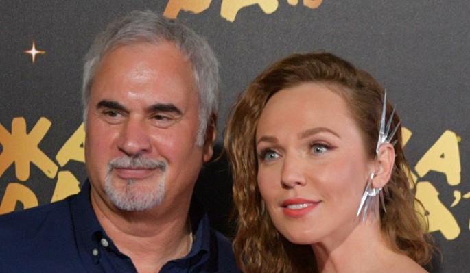 "Не терпится": 44-летняя жена Меладзе спрятала животик в ожидании