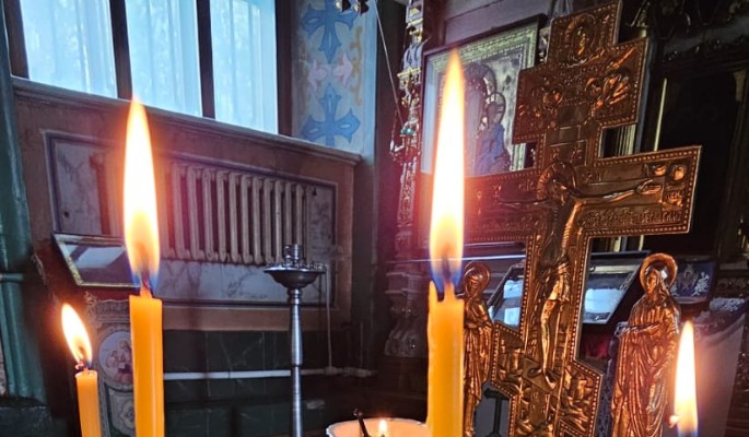 Оторвался тромб: люди несут цветы и свечи к скоропостижно умершему Лазареву