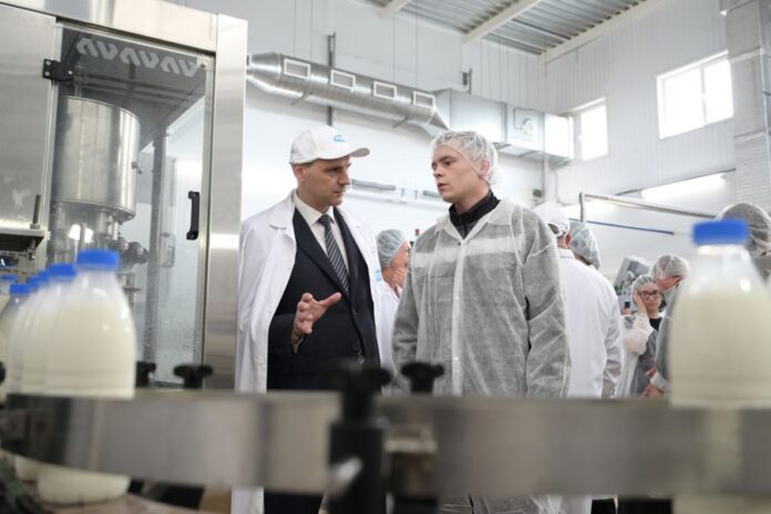 Александр Жуков и Денис Паслер открыли новую эру на заводе «Молочная Благодать»-0