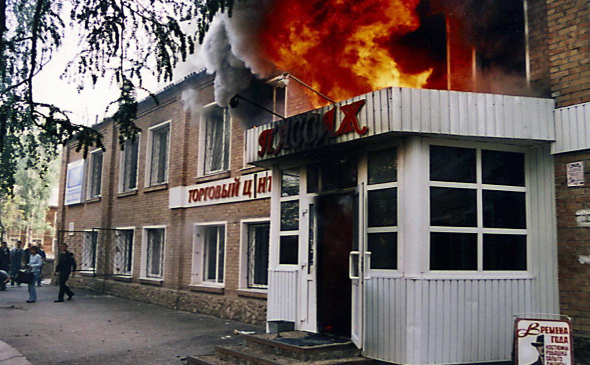 Пожар в торговом центре Пассаж в Ухте, 11 июля 2005 г. (Газета «Ухта» / ТАСС)
