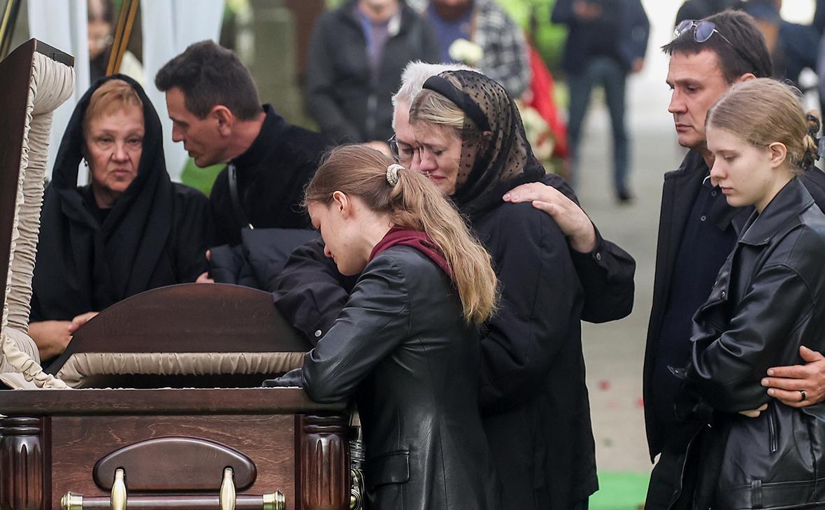 Мать экс-министра транспорта РФ Романа Старовойта Лариса Старовойт, губернатор Вологодской области Георгий Филимонов, дочь экс-министра транспорта РФ Романа Старовойта Анастасия, его вдова Светлана и вторая дочь Ангелина ( Петр Ковалев / ТАСС)