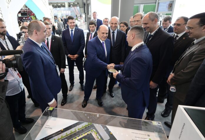 Денис Паслер и Михаил Мишустин обсуждают развитие экосистемы Космос и УрФУ-0