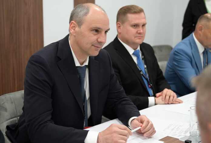 Денис Паслер и Виктор Каранкевич укрепляют поставки БЕЛАЗов в Свердловскую область-0