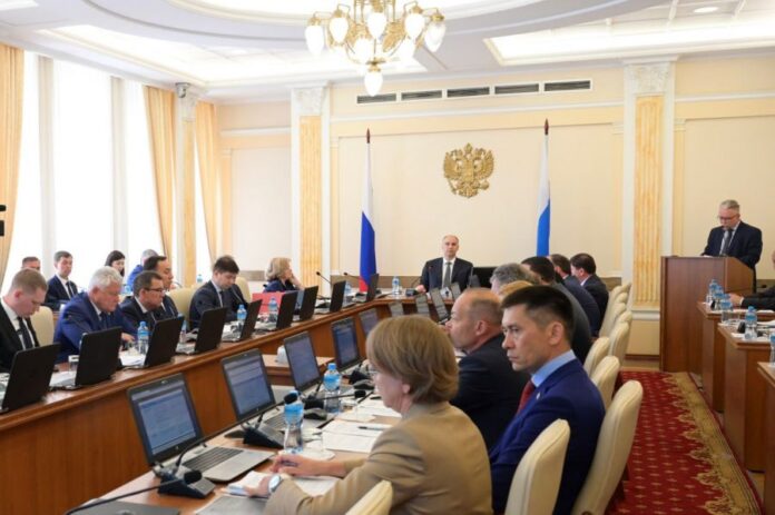 Денис Паслер призывает оптимизировать трудовые ресурсы Свердловской области-0