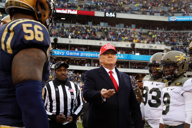 Дональд Трамп на церемонии с подбрасыванием монеты перед началом футбольного матча между армейским и военно-морским колледжами в Филадельфии, 14 декабря 2019 года