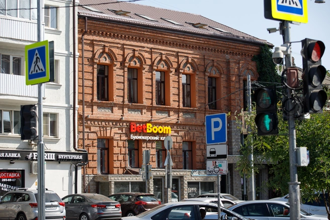 Эти конторы на каждом шагу в каждом городе | Источник: Евгений Вдовин / 161.RU