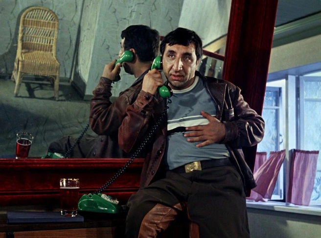 Фрунзик Мкртчян снимался во многих советских комедиях, вот только ему самому в жизни было не до смеха | Источник: кадр из фильма «Кавказская пленница, или Новые приключения Шурика» (6+), реж. Леонид Гайдай, «Мосфильм», 1966 год