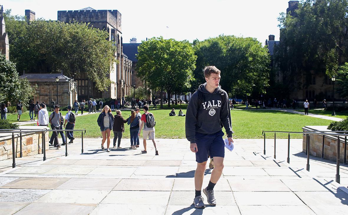 Студенты прогуливаются по кампусу Йельского университета, Нью-Хейвен, США (Яна Паскова / Getty Images)