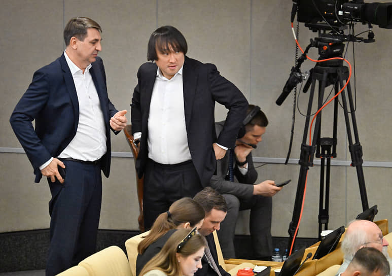 Депутаты Андрей Марков (слева) и Сангаджи Тарбаев во время заседания