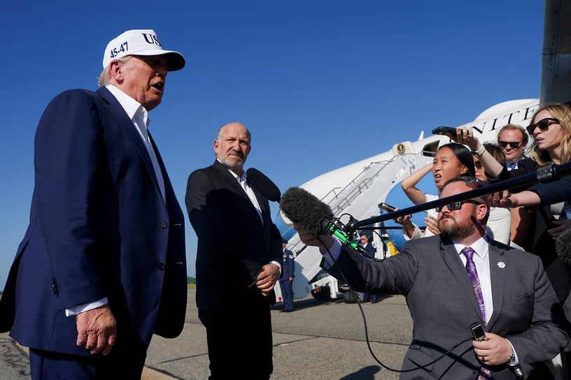 Президент США Дональд Трамп (на переднем плане)