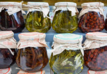 Иван Еременко и Виктория Сергеева советуют черничное и малиновое варенье для здоровья Городской фестиваль Московское варенье Возвращение легенды