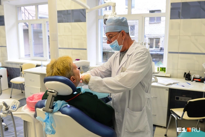 Стоматолог предупреждает: наследственность влияет на здоровье зубов, но от негативных последствий можно защититься | Источник: Артём Устюжанин / E1.RU