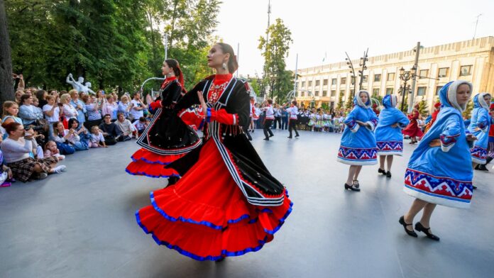 leto v moskve tanczy na chistoprudnom bulvare s luchshimi shkolami goroda-pux-su-175213267800-0