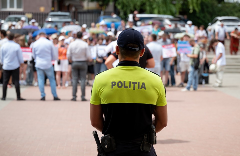 Полицейский во время акции в поддержку главы Гагаузии Евгении Гуцул в Кишиневе. Фото: Вадим Денисов/ТАСС