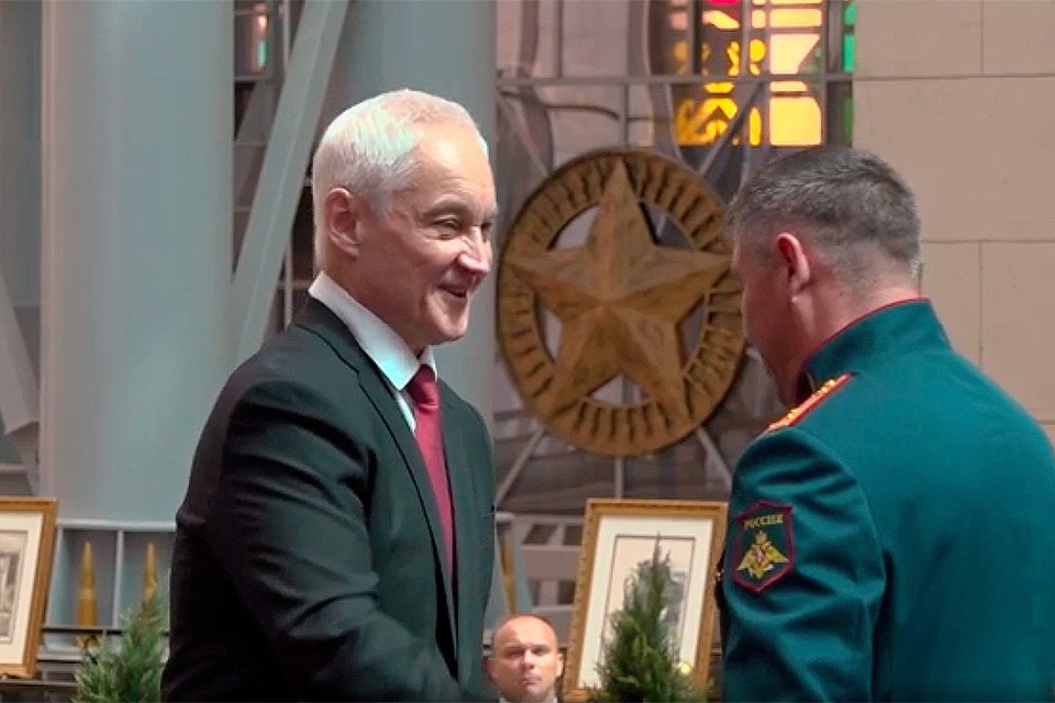 Министр обороны РФ Андрей Белоусов вручил в Национальном центре управления обороной России медали «Золотая Звезда» отличившимся российским военнослужащим.