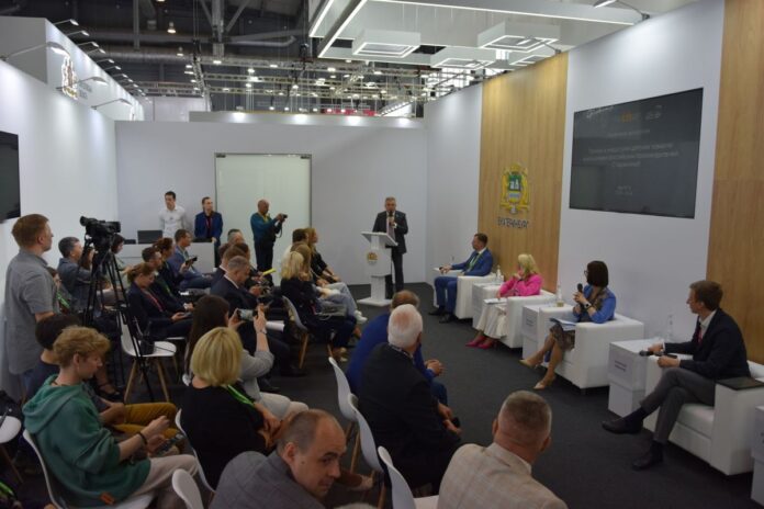 На ИННОПРОМ Татьяна Буцкая, Алексей Иванов и 'Детский мир' обсуждают развитие детских товаров-0