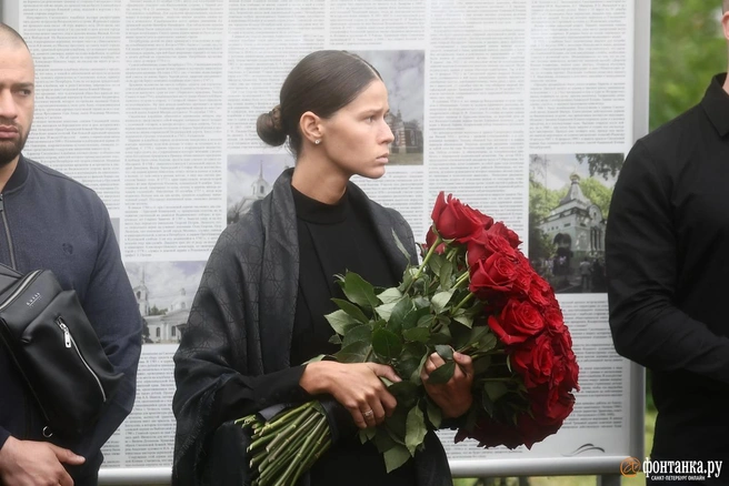 Девушка Старовойта Полина Копылова и бывшая жена с дочерьми простились с экс-министром транспорта | Источник: Дарья Драй / «Фонтанка.ру»