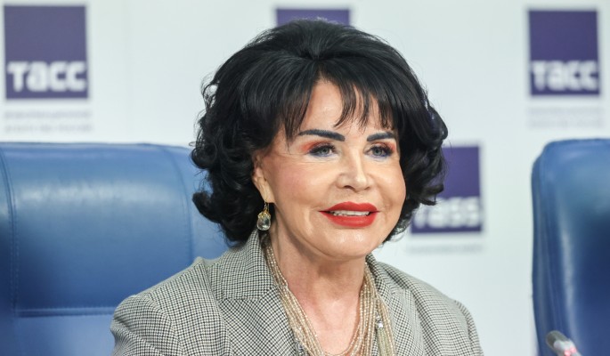 Зря прикрывалась: молодой красавец сорвал с Бабкиной одежду