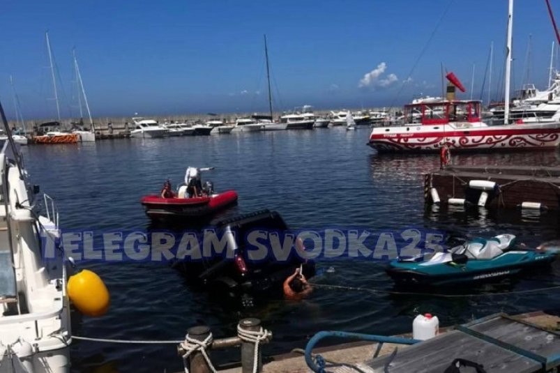 Внедорожник Ford Bronco улетел в море во Владивостоке Телеграм-канал (18+) Svodka25