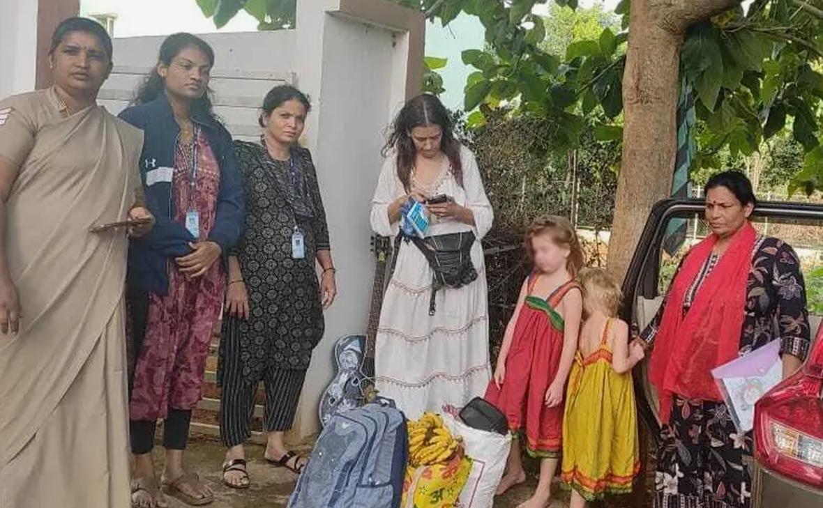 Нина Кутина (в центре) (Office of the Superintendent of Police, Uttara Kannada District, Кarnataka)