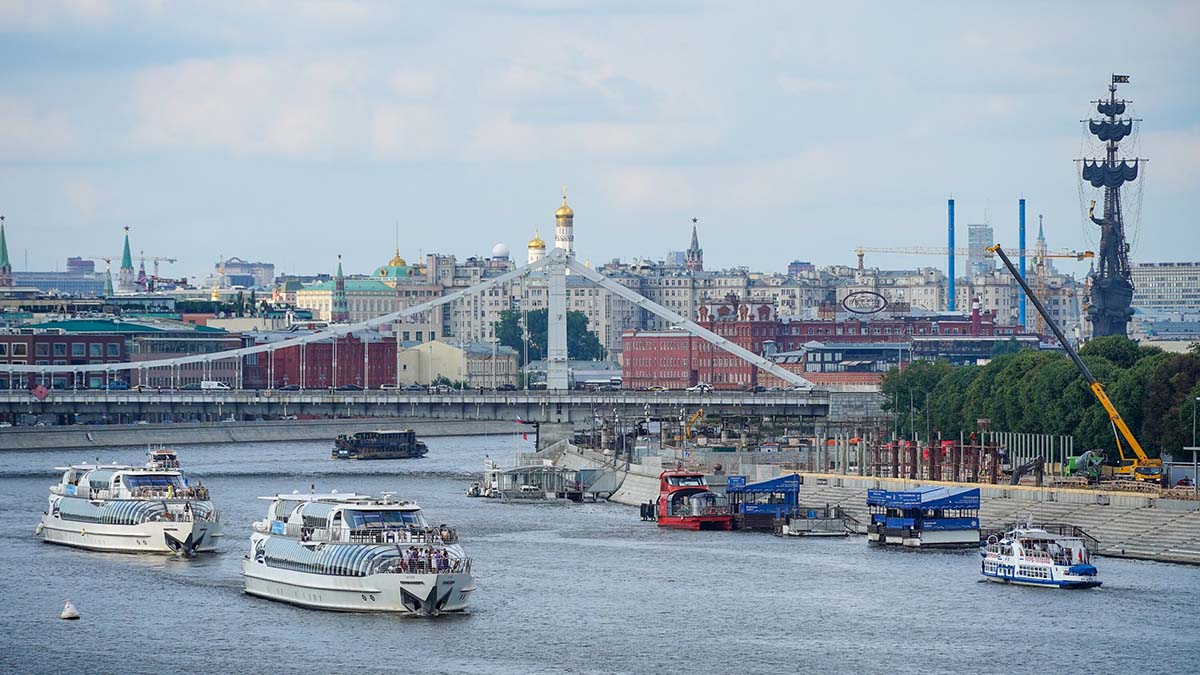 Столичные спасатели усилили патрулирование Москвы-реки и городских водоемов из-за жары
