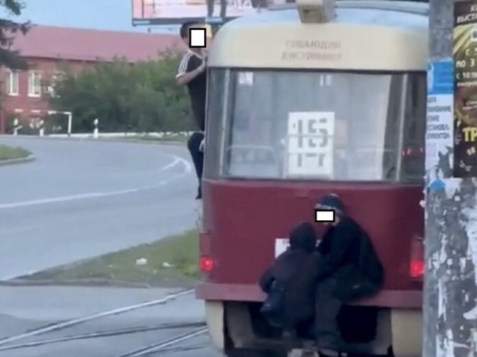policziya ekaterinburga zabotitsya o bezopasnosti podrostkovzaczeperov na tramvayah-pux-su-175282547400-0