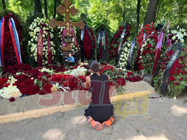 Полина Коренеева пришла на могилу к Роману Старовойту на 9 день после его смерти | Источник: Михаил Садчиков/ «StarHit»