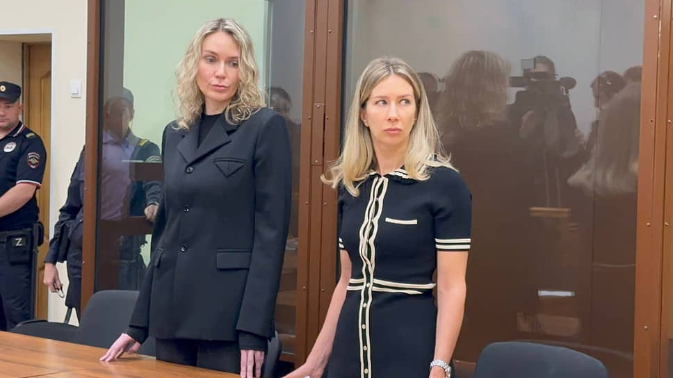 Владелица ювелирной компании Darvol Дарья Спиридонова (справа) на суде
