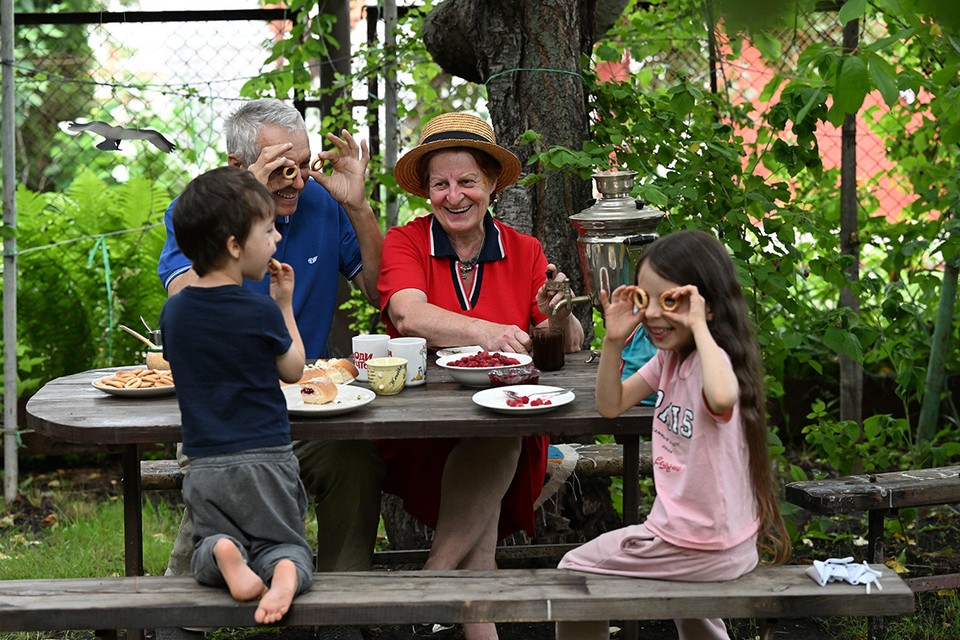 Депутаты Госдумы предложили начислять дополнительные пенсионные баллы бабушкам и дедушкам, принимающим активное участие в воспитании внуков
