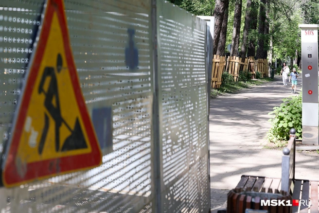 Бетон годами падает на пути электричек. В Москве закроют аварийный путепровод — что изменится для автомобилистов и пассажиров | Источник: Артем Устюжанин / MSK1.RU