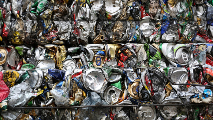 Сортировка и отгрузка пластикового вторсырья на заводе ЭкоЛайн во Владыкино для дальнейшей переработки