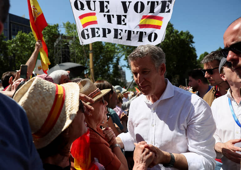 Лидер Народной партии Альберто Нуньес Фейхоо на митинге против правительства Педро Санчеса