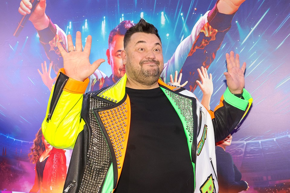 Сергей Жуков в перерывах стадионного тура успевает петь на свадьбах.