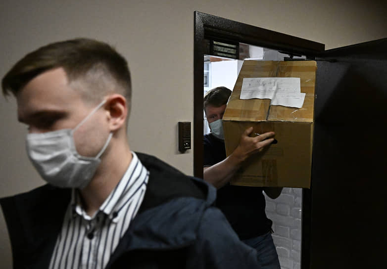 В ходе обыска в офисе «Базы» силовики изъяликомпьютеры, телефоны и документы