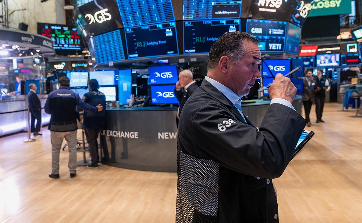 Трейдеры работают на Нью-Йоркской фондовой бирже, 7 июля 2025 (Spencer Platt / Getty Images)