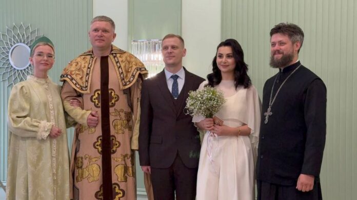 Свердловская область встретила День семьи, любви и верности 250+ свадьбами-0