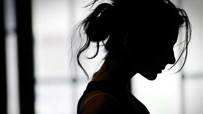 SilhouetteOfWomansHeadWithWavingHairBackLight