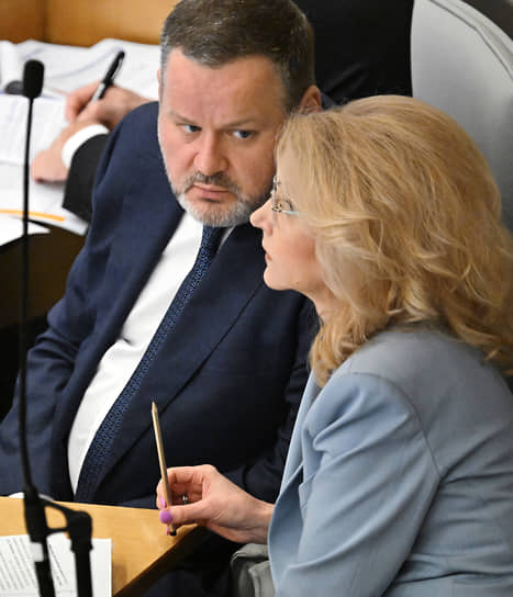 В правительстве (на фото — вице-премьер Татьяна Голикова и глава Минтруда Антон Котяков) пытаются оценить, в какой мере меры жилищной поддержки семей с детьми сказываются на уровне рождаемости