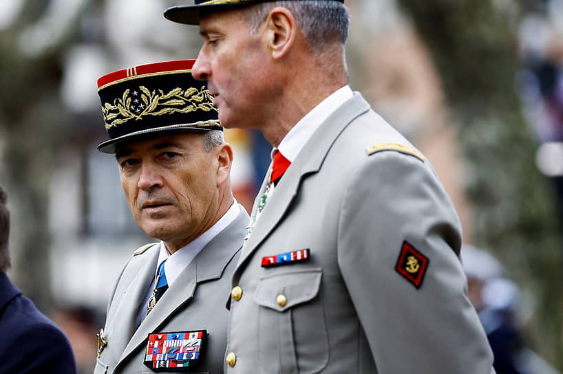 Начальник Генерального штаба французской армии генерал Тьерри Бюркар (слева)