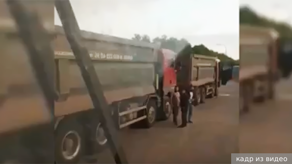 В Госдуме призвали наказать по всей строгости блокировавших военный грузовик мигрантов