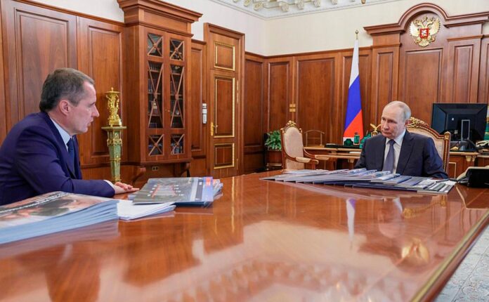 vladimir putin i vyacheslav gladkov obsuzhdayut sudbu belgorodskoj oblasti-pux-su-175223297000-0