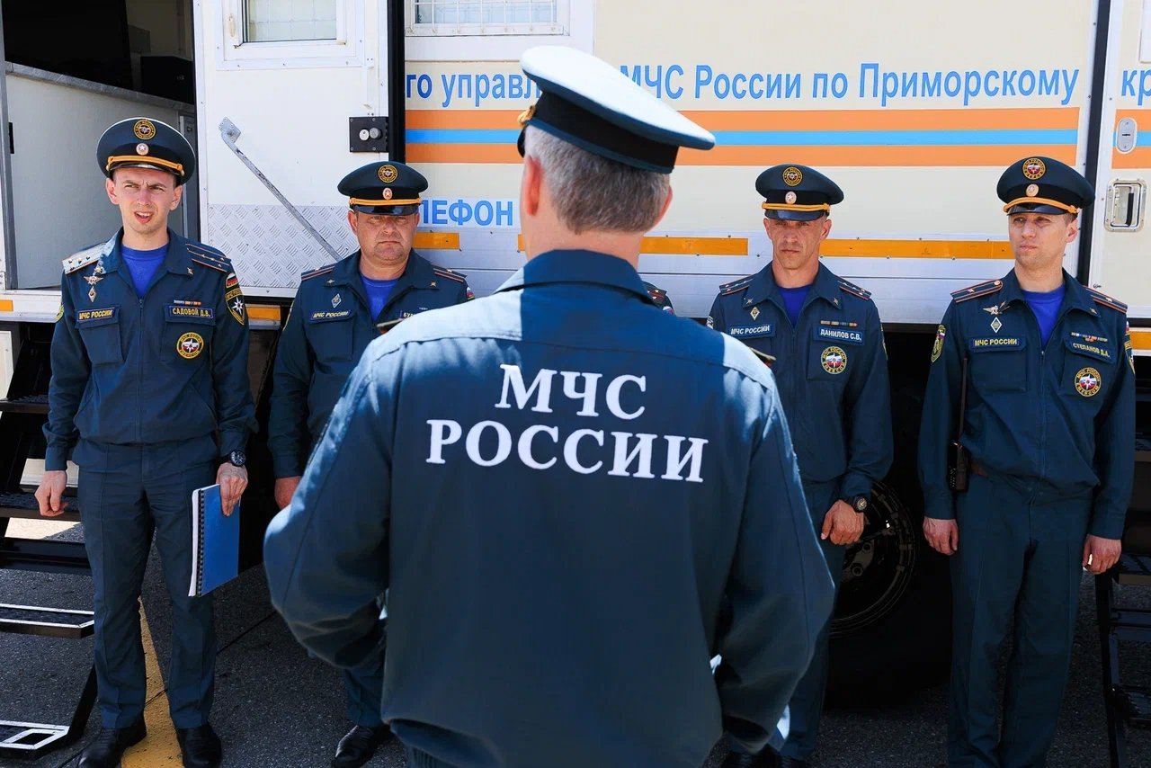 Во Владивостоке МЧС России проводит учения под руководством Иванова и Майбороды-0