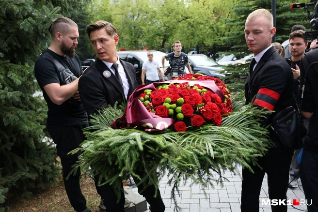 Жена плачет, дочь обнимает друзей погибшего отца. Как в Москве прощаются с режиссером Юрием Морозом: онлайн-репортаж | Источник: Дмитрий Толстошеев / MSK1.RU