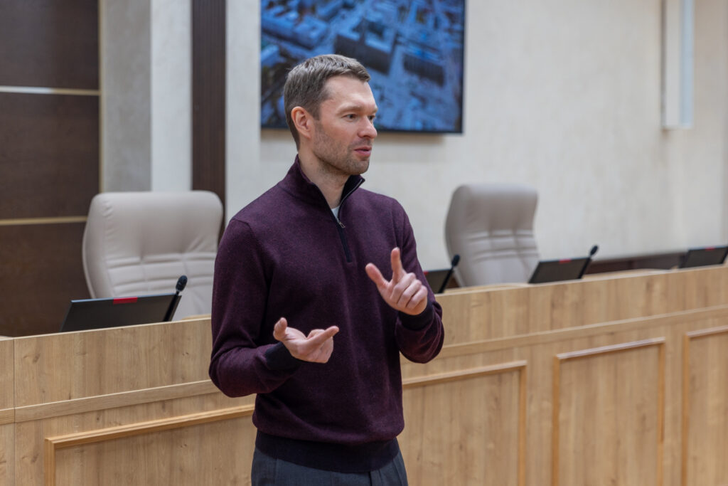 Алексей Вихарев рассказал планы рабочим